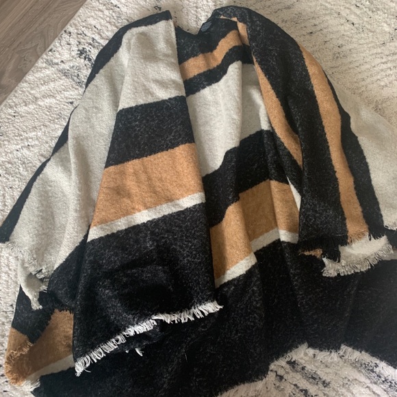 EXPRESS FRINGE PONCHO - Picture 2 of 6